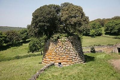 Perché nella Sardegna del Bronzo si costruirono i nuraghe?