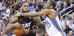 LeBron James difende la palla da Jordan Crawford. Ap