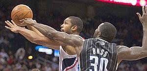 Al Horford e Brandon Bass spiccano il volo. Reuters