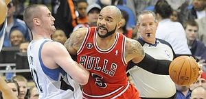 Carlos Boozer (a destra) sfida Kevin Love. Ap