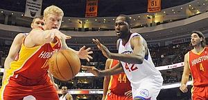 Chase Budinger (a sx) e Elton Brand lottano per la palla. Reuters