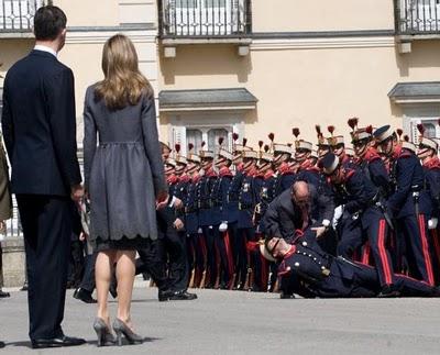 FOTO DEL GIORNO 31 MARZO 2011 : LA GUARDIA REALE SPAGNOLA SVIENE DURANTE IL PICCHETTO