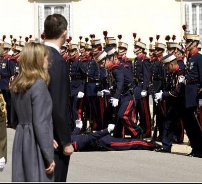 FOTO DEL GIORNO 31 MARZO 2011 : LA GUARDIA REALE SPAGNOLA SVIENE DURANTE IL PICCHETTO