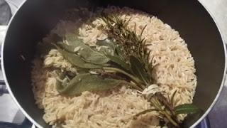 Riso integrale pilaf alle erbe aromatiche e vino bianco