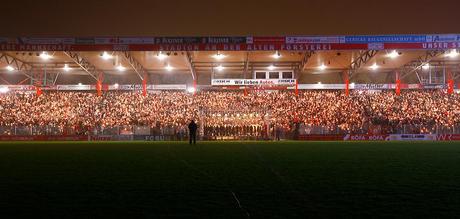 Il Natale secondo l’Union Berlin: canti, sciarpe e vino, tutti insieme allo stadio