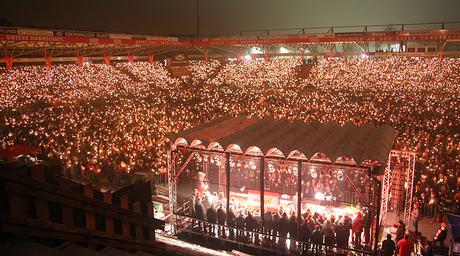 Il Natale secondo l’Union Berlin: canti, sciarpe e vino, tutti insieme allo stadio