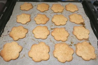 Coroncine last minute  da appendere all'albero..biscotti a gogò e ..BUON NATALE!!