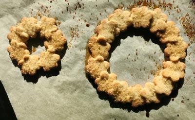 Coroncine last minute  da appendere all'albero..biscotti a gogò e ..BUON NATALE!!