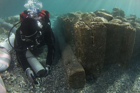 Esplorazioni subacquee nell'antico porto di Corinto