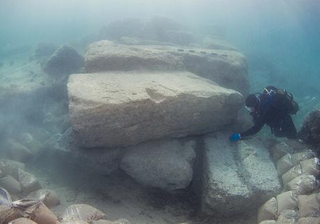 Esplorazioni subacquee nell'antico porto di Corinto