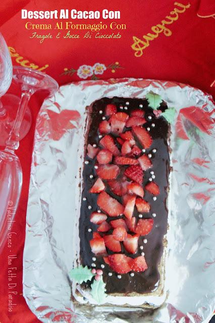 Dessert Al Cacao Con Crema Al Formaggio Con Fragole e Gocce Di Cioccolato