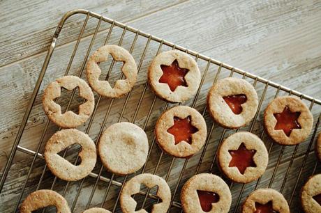 Biscotti con nocciole e auguri di Natale