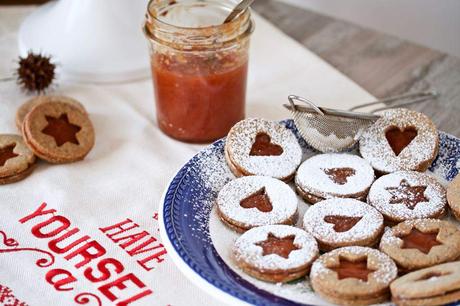 Biscotti con nocciole e auguri di Natale