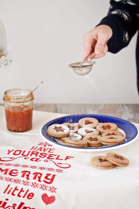 Biscotti con nocciole e auguri di Natale