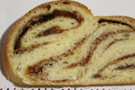 Pan brioche con lievito madre, confettura di prugne e cocco