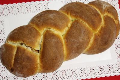 Pan brioche con lievito madre, confettura di prugne e cocco