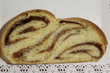 Pan brioche con lievito madre, confettura di prugne e cocco