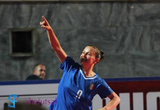 Federica Belli esulta dopo aver segnato un gol all'Ungheria con la nazionale italiana di futsal