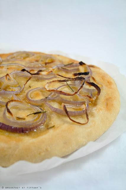 Focaccia con cipolla rossa e miele / Red onion and honey focaccia recipe