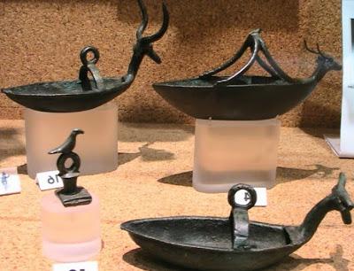 Civiltà nuragica: Le navicelle bronzee. Orli e listelli in rilievo sulle mura