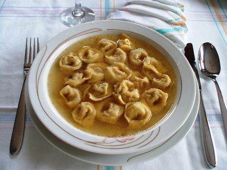 Cappelletti all'uso (mio) di Romagna in brodo di manzo e cappone