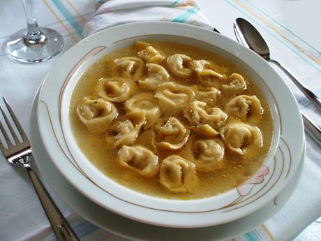 Cappelletti all'uso (mio) di Romagna in brodo di manzo e cappone