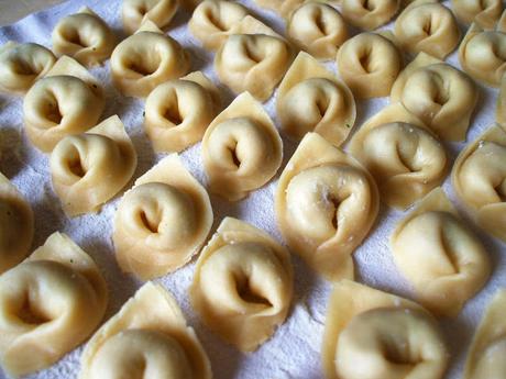 Cappelletti all'uso (mio) di Romagna in brodo di manzo e cappone