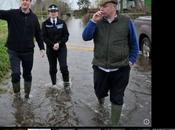 momento antirenzistico 2015 David Cameron stivali visita agli alluvionati della Gran Bretagna. Crepa d’invidia Genova!