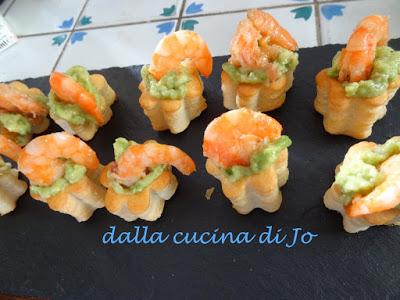 Piccoli vol au vent con guacamole e mazzancolle