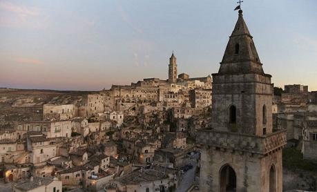 Countdown per Capodanno in tv: sfida Amadeus-Lippi-Papaleo a Matera vs D'Alessio a Bari