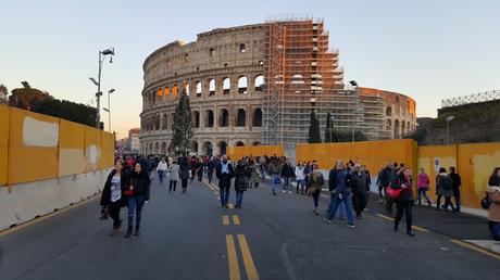 A Roma non gira un'anima e il commercio è in crisi? Ma allora perché i Fori scoppiano di gente?