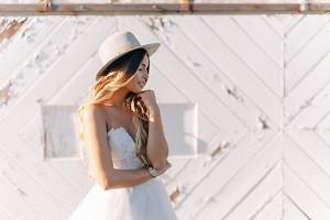 abiti da sposa classici con accessori boho chic