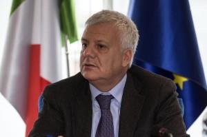 Il ministro dell'Ambiente Gian Luca Galletti durante la riunione sull'emergenza smog con i governatori e i sindaci delle grandi città al Ministero dell'Ambiente, Roma, 30 dicembre 2015. (Foto © ANSA/MASSIMO PERCOSSI)