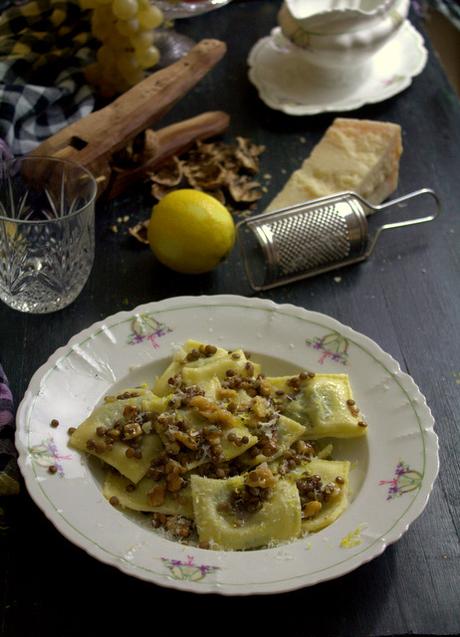 Ravioli ripieni di ortiche e ricotta conditi con burro, noci e lenticchie