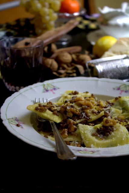 Ravioli ripieni di ortiche e ricotta conditi con burro, noci e lenticchie