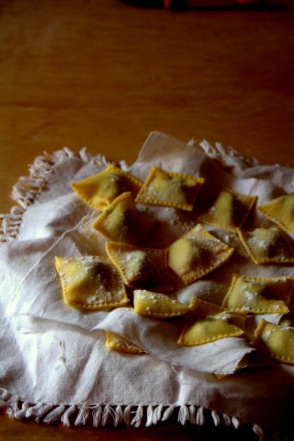 Ravioli ripieni di ortiche e ricotta conditi con burro, noci e lenticchie