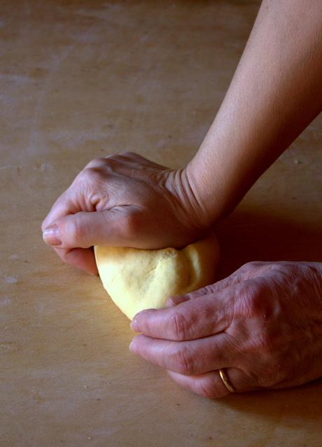 Ravioli ripieni di ortiche e ricotta conditi con burro, noci e lenticchie