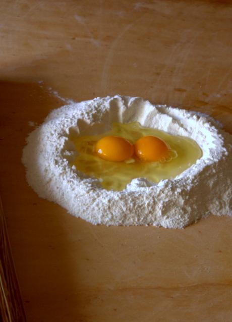 Ravioli ripieni di ortiche e ricotta conditi con burro, noci e lenticchie