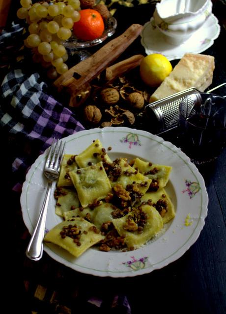 Ravioli ripieni di ortiche e ricotta conditi con burro, noci e lenticchie