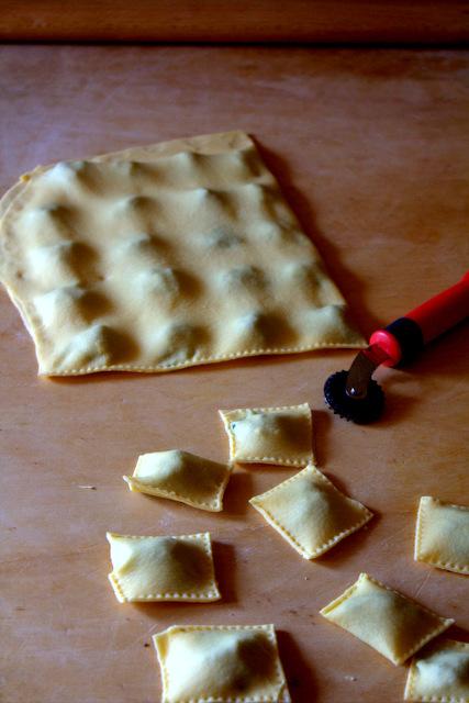 Ravioli ripieni di ortiche e ricotta conditi con burro, noci e lenticchie