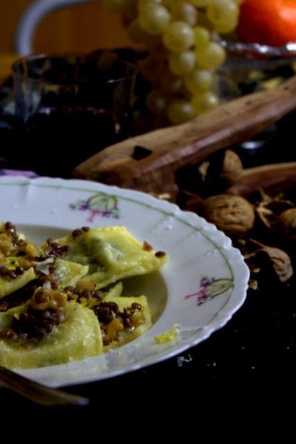 Ravioli ripieni di ortiche e ricotta conditi con burro, noci e lenticchie