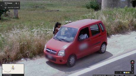 30 foto di riprovevole prostituzione alla luce del sole riprese dalla Google Car e visibili su Street View