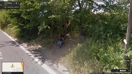 30 foto di riprovevole prostituzione alla luce del sole riprese dalla Google Car e visibili su Street View