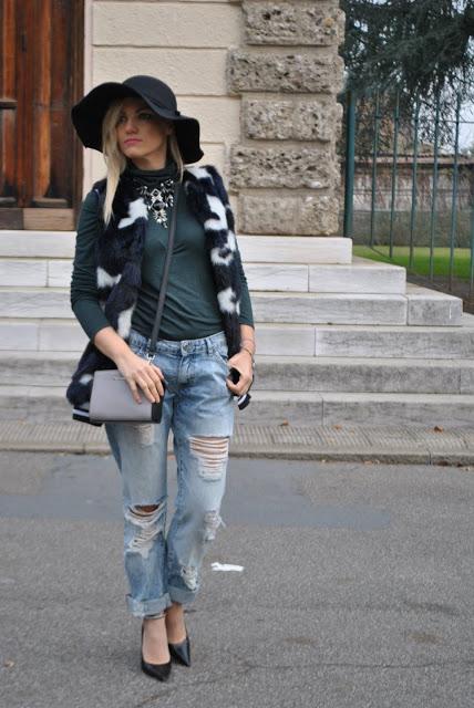  jeans boyfriend strappati come abbinare i jeans strappati gilet pelliccia ecologica faux fur vest ripped boyfriend jeans  outfit casual invernali outfit da giorno invernale outfit dicembre 2015 december outfit casual winter outfit mariafelicia magno fashion blogger colorblock by felym fashion blog italiani fashion blogger italiane blog di moda blogger italiane di moda fashion blogger bergamo fashion blogger milano fashion bloggers italy italian fashion bloggers influencer italiane italian influencer 