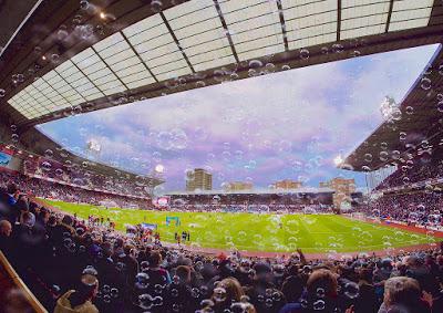 (VIDEO) #‎WestHam's fans singing Forever blowing bubbles...