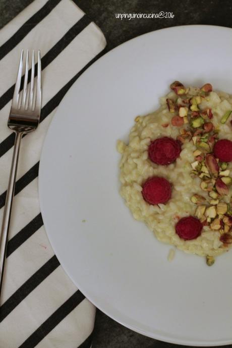 risotto-al-pesto-di-pistacchi-e-lamponi