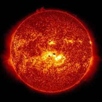 Le macchie solari (sunspots), come quelle visibili al centro di questa immagine, forniscono informazioni sull’attività del Sole. Crediti: NASA/SDO