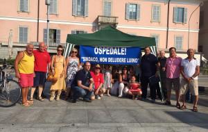 Il presidio in difesa dell'Ospedale di Luino ieri pomeriggio in piazza Libertà (Foto © Marina Perozzi)