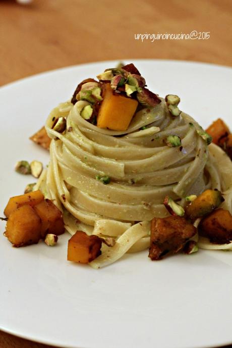 linguine-con-pesto-di-pistacchi-zucca-trifolata-e-granella-di-pistacchi