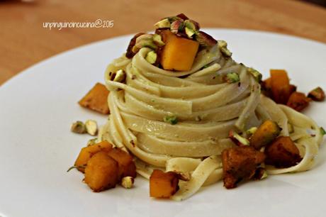 linguine-con-pesto-di-pistacchi-zucca-trifolata-e-granella-di-pistacchi